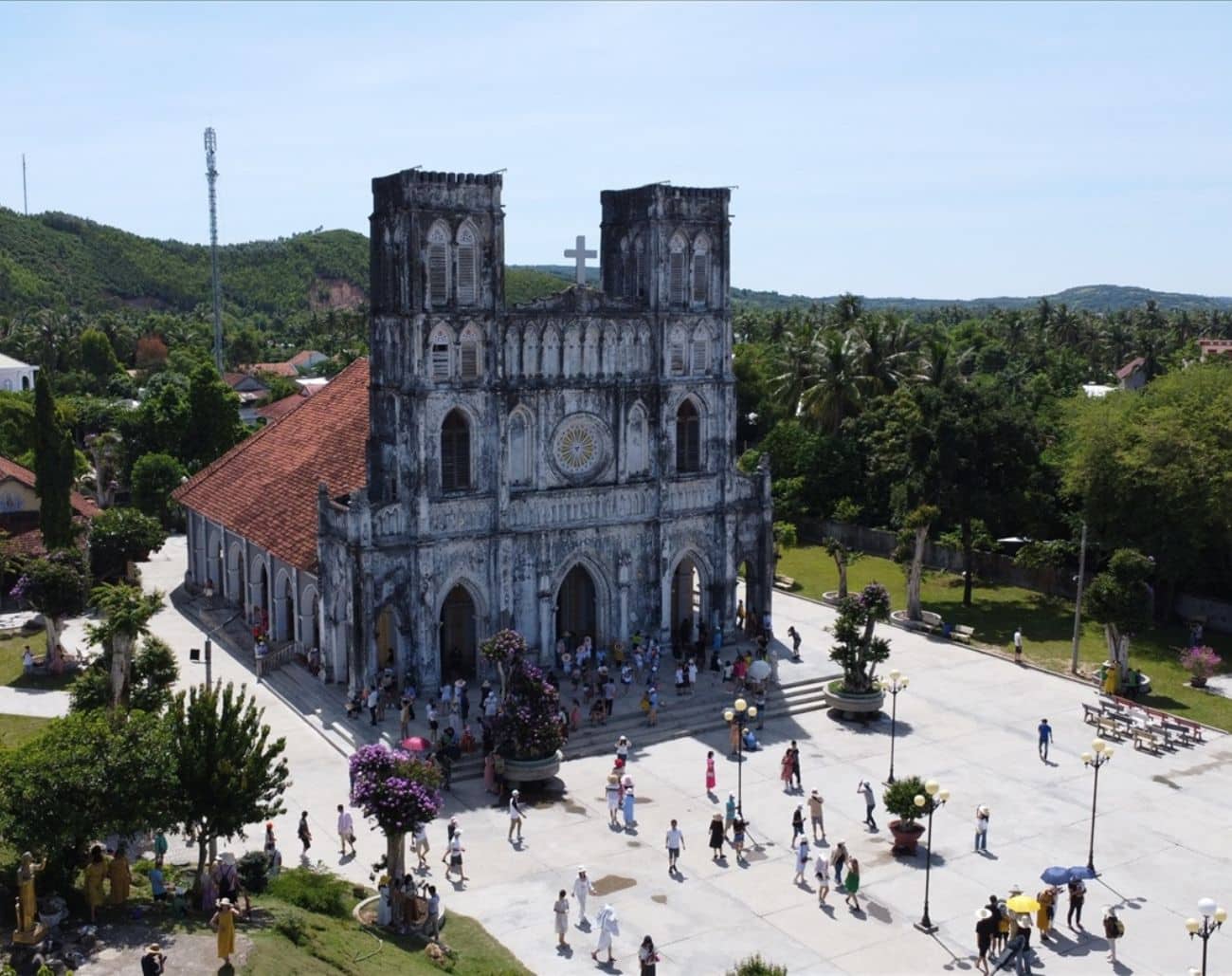 Du khách chụp ảnh và tham quan khuôn viên Nhà thờ Mằng Lăng tại huyện Tuy An