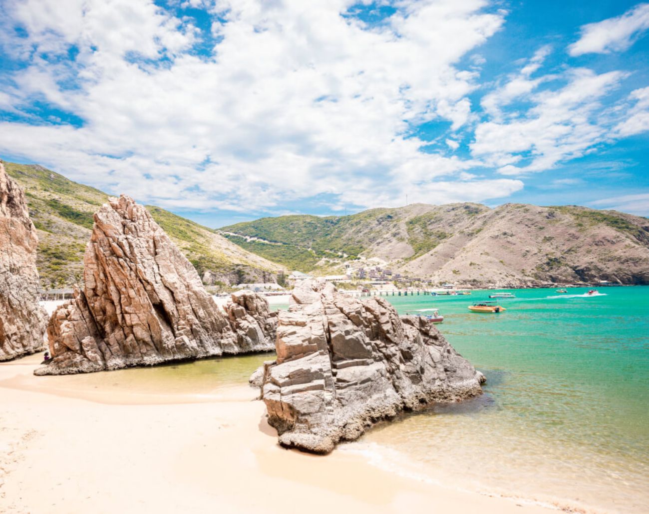 Những khối đá nhiều hình dạng tạo nên cảnh quan hoang sơ, là góc chụp ảnh lý tưởng tại bãi tắm Kỳ Co Nhơn Lý.