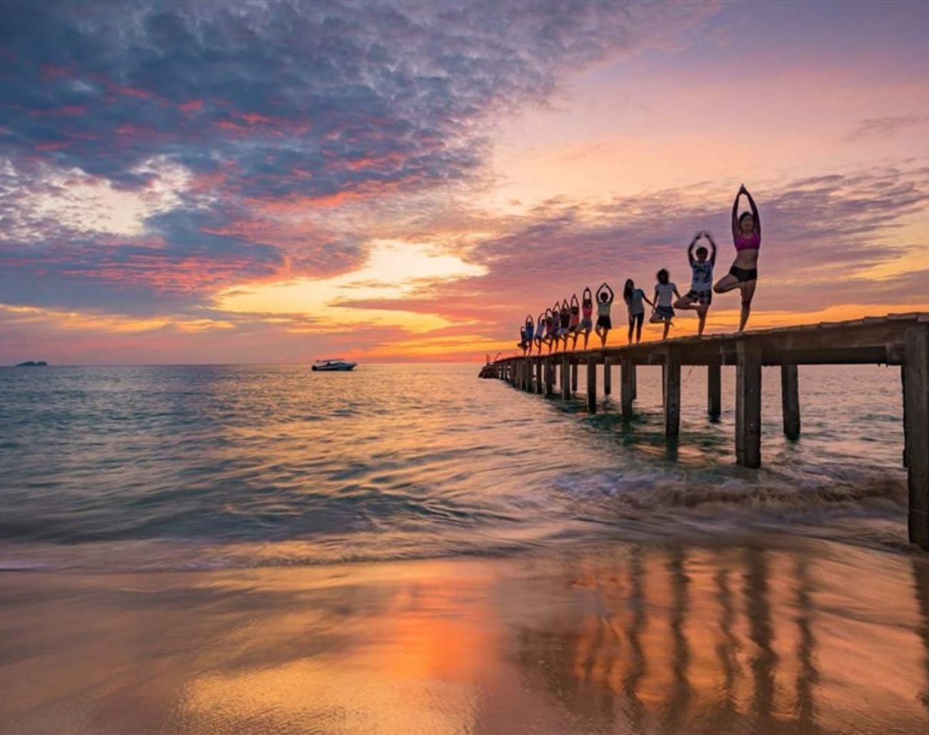 Khoảnh khắc hoàng hôn tại bãi biển Kỳ Co mang vẻ đẹp thơ mộng, thích hợp cho các hoạt động thư giãn và chụp ảnh nghệ thuật.