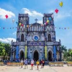 Khung cảnh Nhà thờ Mằng Lăng Phú Yên vào buổi sáng với ánh nắng nhẹ và bầu trời xanh