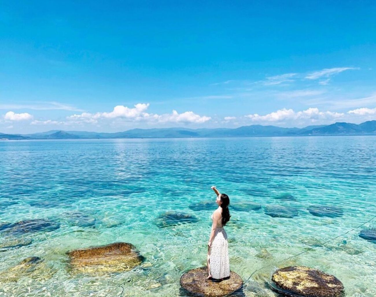 Làn nước trong vắt đặc trưng của biển Kỳ Co khiến du khách có thể nhìn thấy đáy ngay sát bờ – điểm hút khách nổi bật của Kỳ Co.