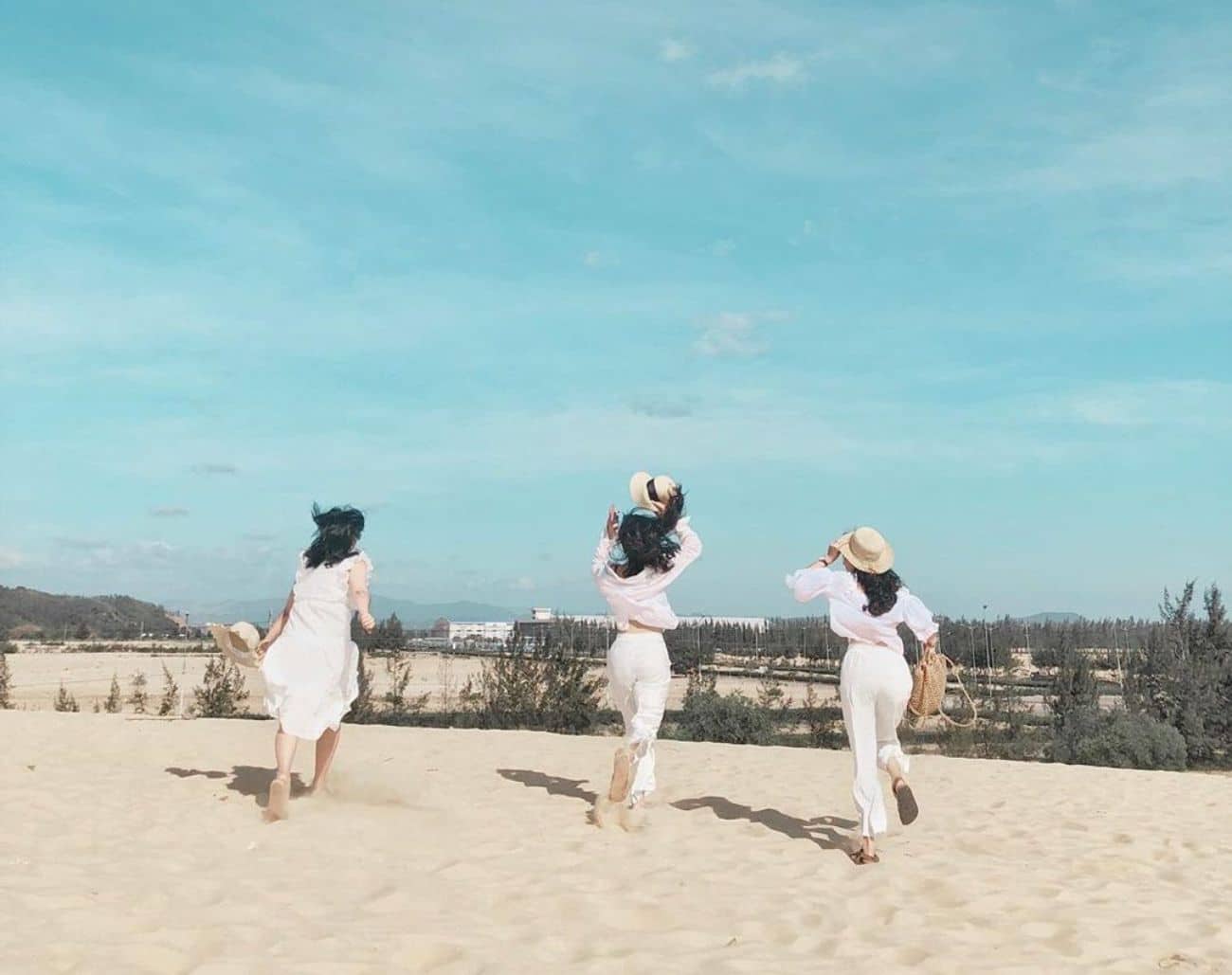 Du khách check-in sống ảo tại đồi cát Phương Mai