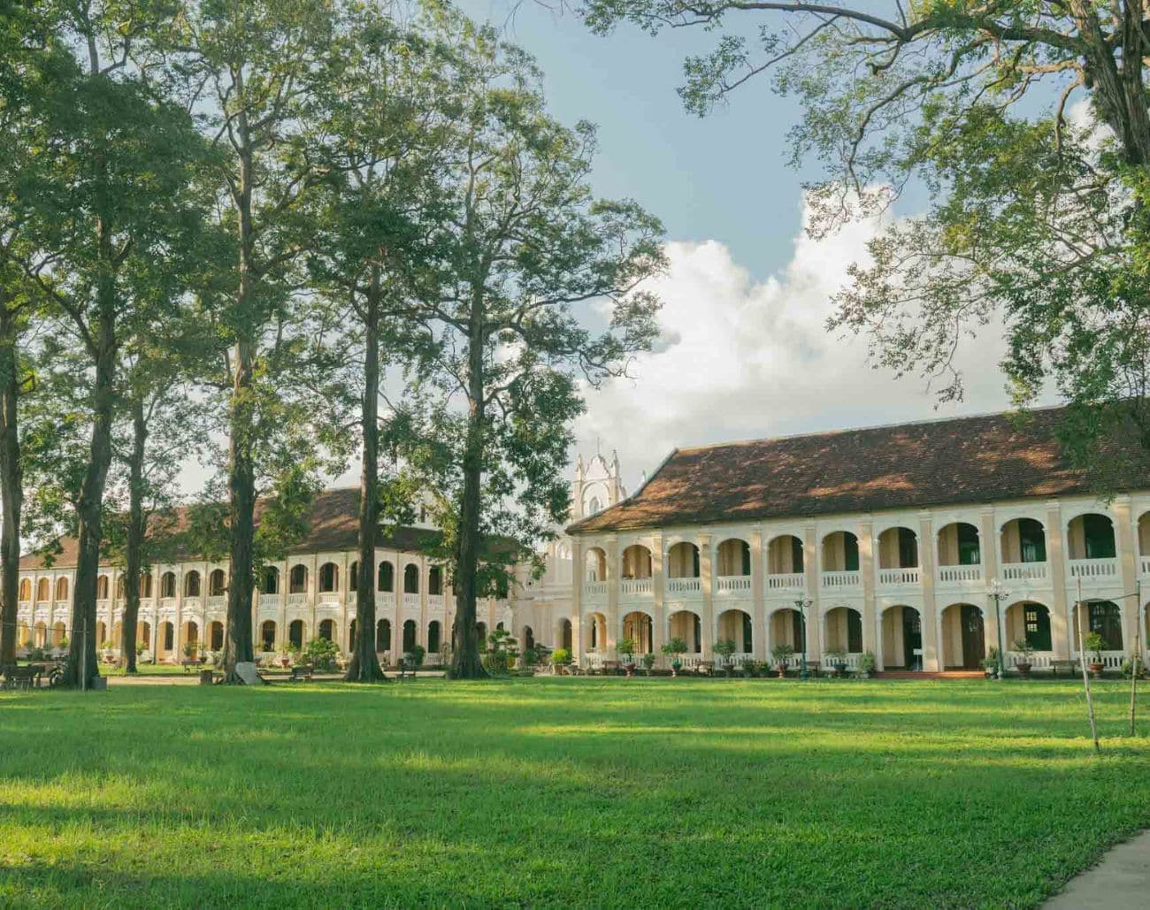 Không gian yên bình trong khuôn viên Nhà thờ Làng Sông