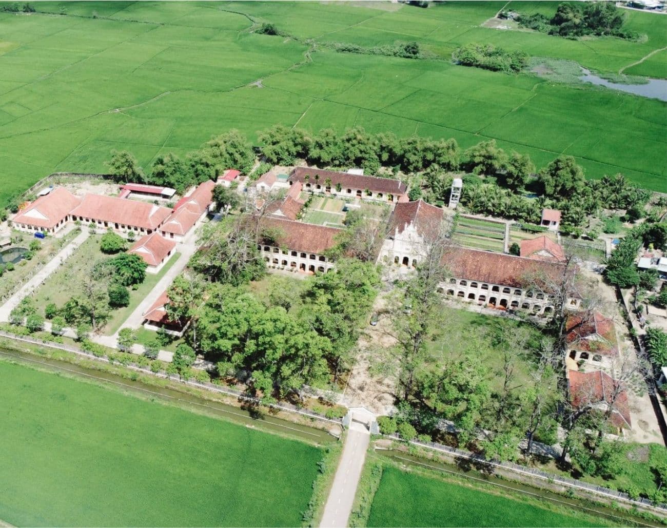 Nhà thờ Làng Sông Bình Định cổ kính giữa đồng lúa xanh mướt