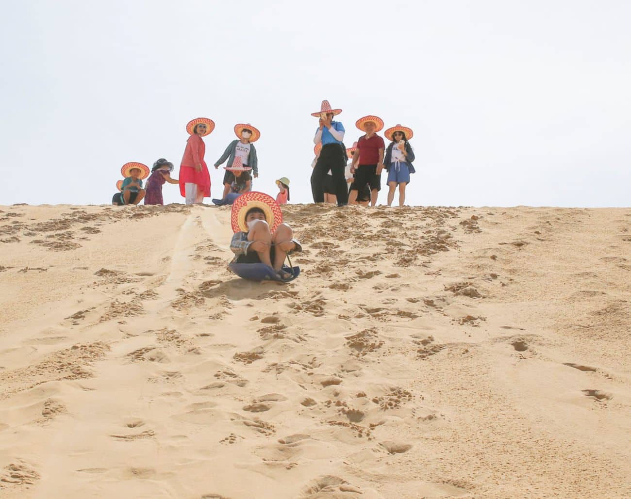 Trải nghiệm trượt cát tại đồi cát Phương Mai Quy Nhơn